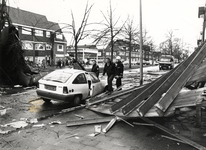 403115 Afbeelding van de door storm afgerukte dakbedekkingen van enkele woningen aan de Croeselaan te Utrecht.